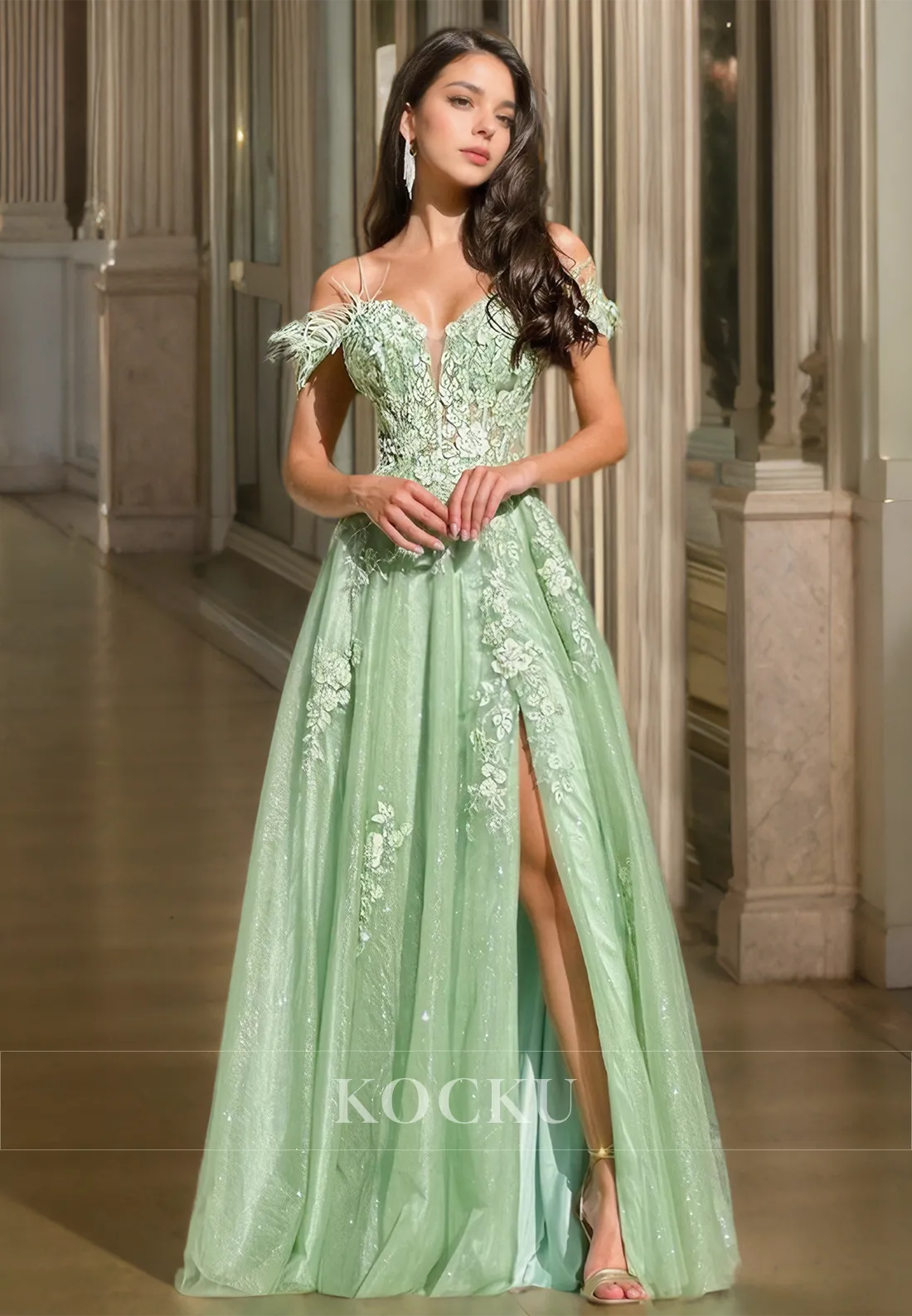 Off-Shoulder Sweetheart A-Line Sleeveless Slit Appliques Lace Formal Gowns with Feather Prom Dress